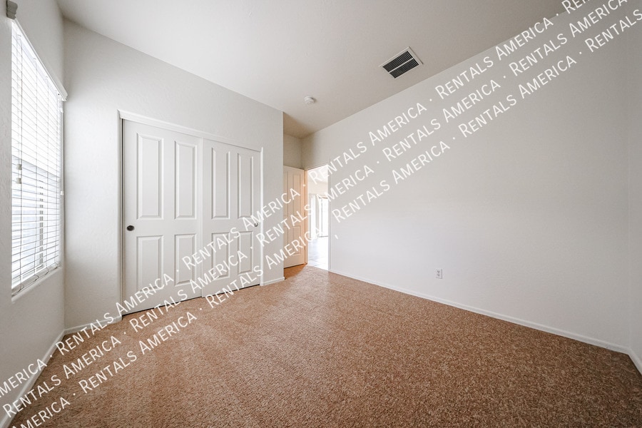 Building Photo - 935 E Blue Spruce Ln