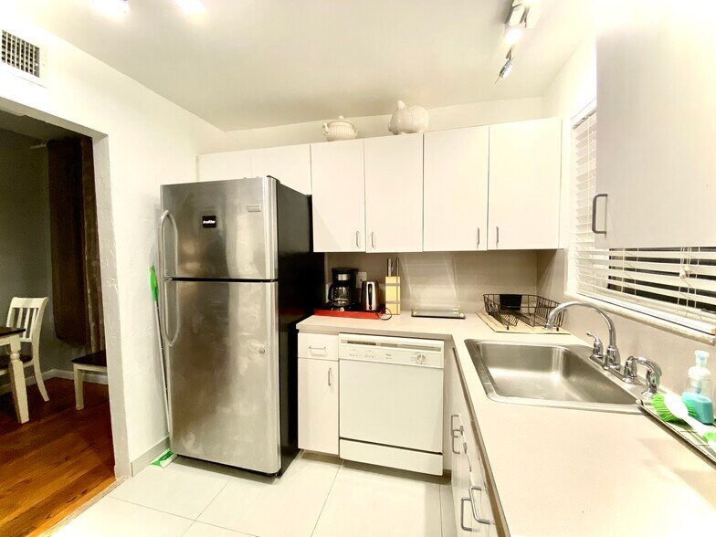Building Photo - 500 NE 62nd St