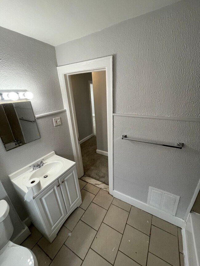 Building Photo - SECTION 8 ONLY! INSPECTION READY 3-BEDROOM...