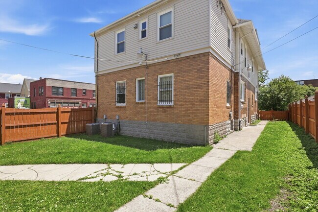Building Photo - Furnished 10-Bedroom Single-Family Home in Buffalo