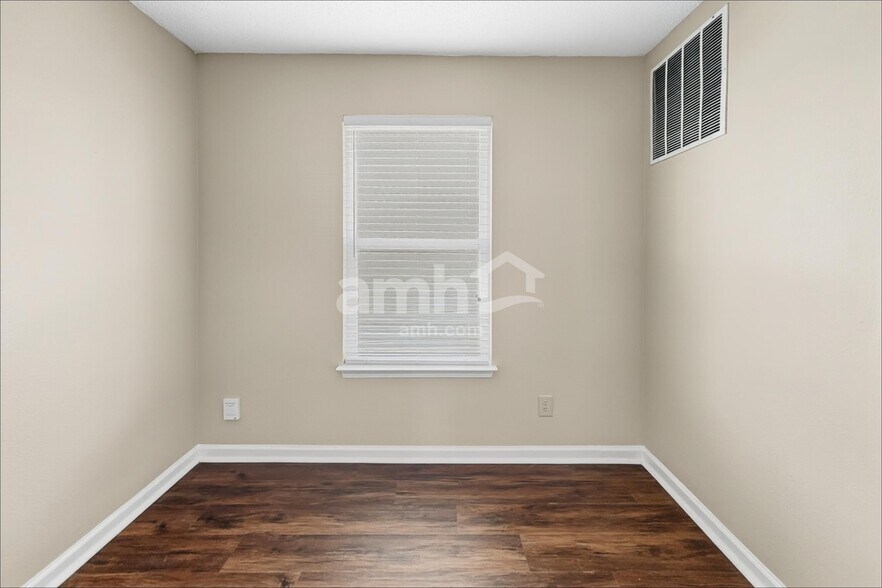 Building Photo - 15080 Fawn Hollow Ln