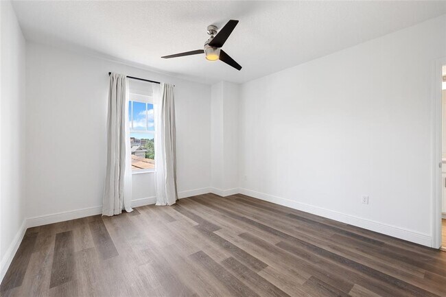 Building Photo - 4048 Veleiros Ave