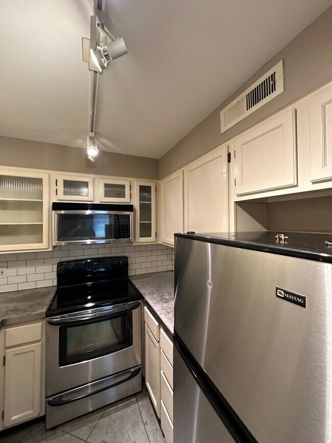 Building Photo - INCLUDES GARAGE PARKING AND INDOOR POOL! 1 BR/1 BA Downtown Memphis Condo in the Historic Claridg...