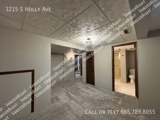 Building Photo - Updated 3 Bedroom 2 Bathroom!