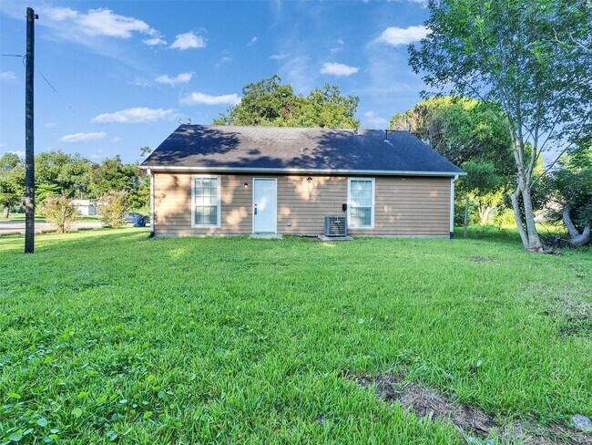 Building Photo - 326 S Bell Dr