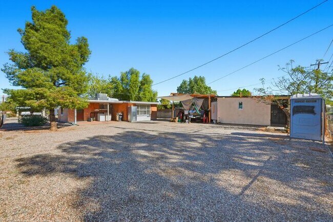 Building Photo - Light-Filled Tucson 2 Bedroom Rental – Move In This November!
