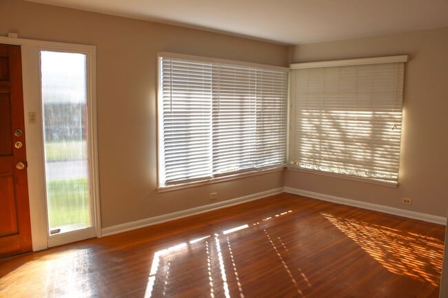 Building Photo - 3 BEDROOM WILSHIRE