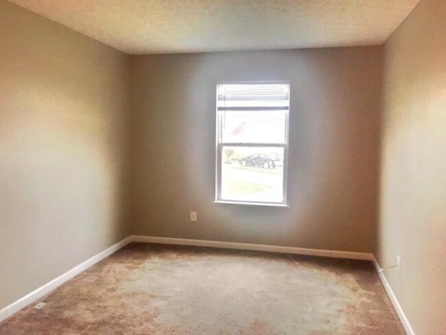 Building Photo - Spacious 3 beds, 2.5 baths Pataskala!