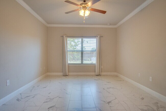 Building Photo - Highly desired 4/2.5 Gulf Breeze Home with hot tub!