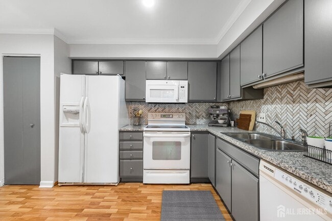Building Photo - 3328 Sayre Dr