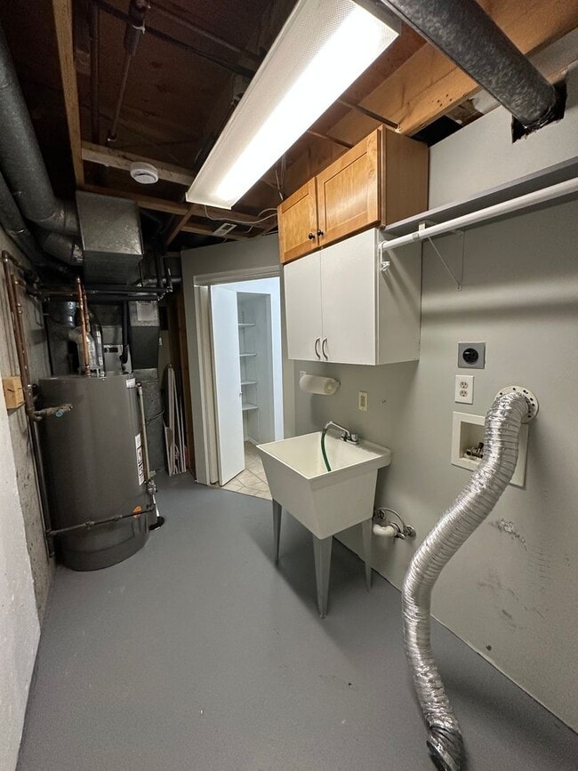 Building Photo - 2 Bedroom, 2 1/2 Bathroom Townhome located near hospitals and colleges!