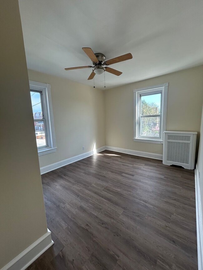 Building Photo - 423 Righter St