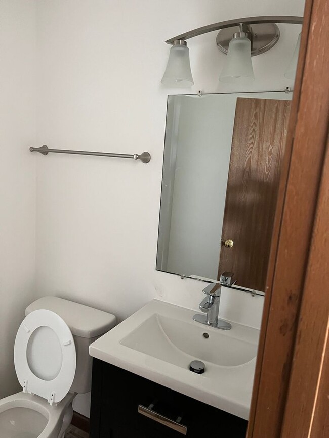 Building Photo - 4 Bedroom, 1.5 Bathroom Duplex on Blooming...