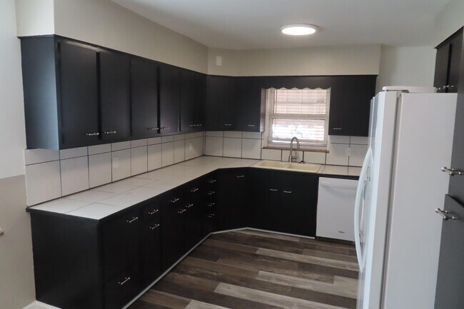 Building Photo - 1121 Fairwood Ave