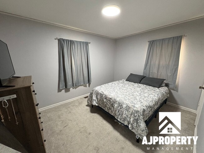 Building Photo - 809 E Presentation St