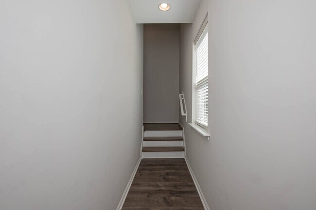 Building Photo - Four Bedroom Townhome!