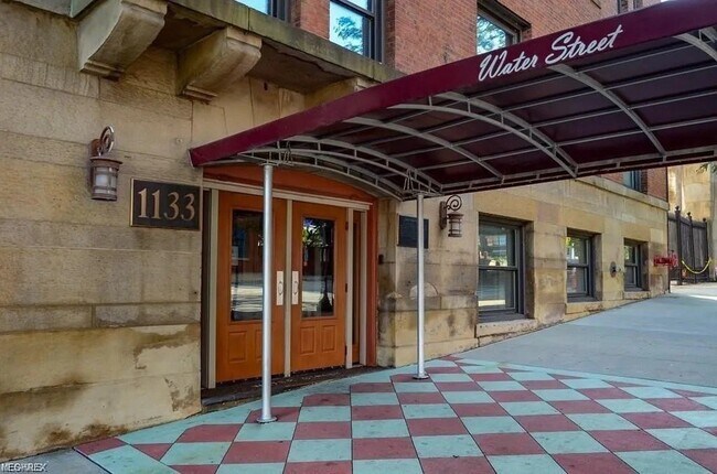 Building Photo - 1133 W 9th St
