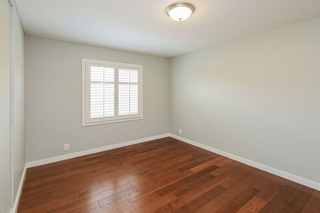 Building Photo - Charming 3BR Home with Spacious Yard in Se...