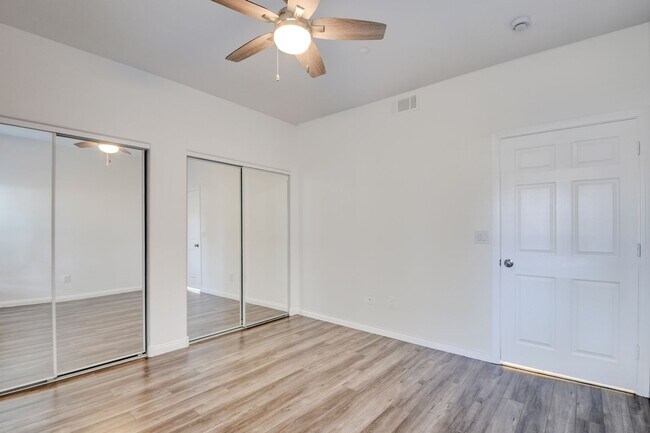 Building Photo - Beautiful 2BR / 2BA Renovated / Modern Con...