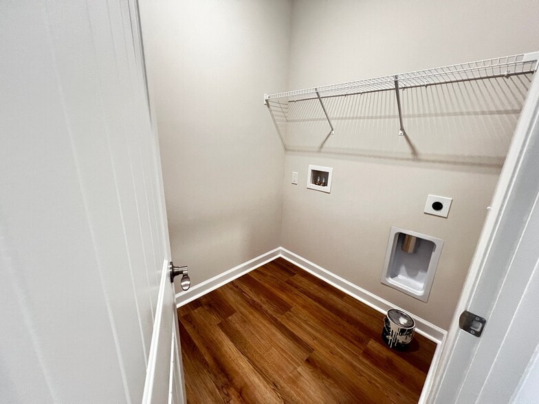 Building Photo - 1260 Saxon Ct