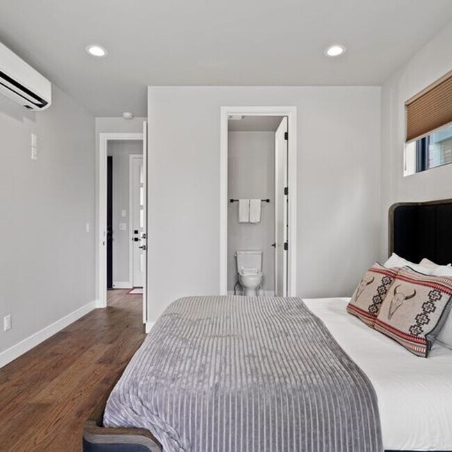 Building Photo - Modern Luxury and Prime Location: Fully Fu...