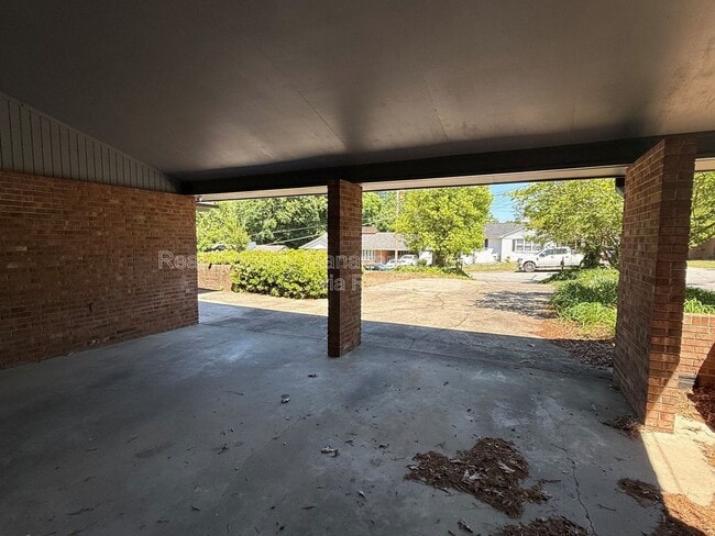 Building Photo - 1507 Pinehurst Dr