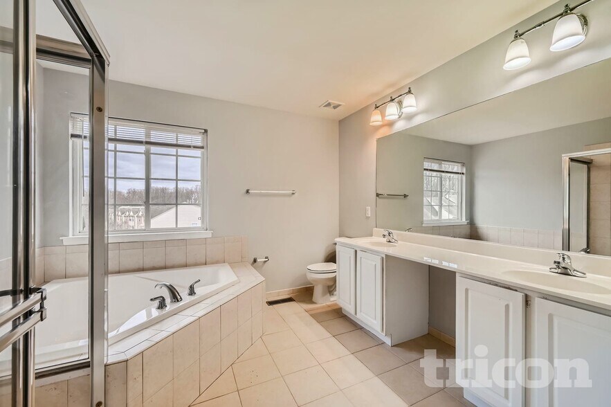 Building Photo - 566 Callander Way