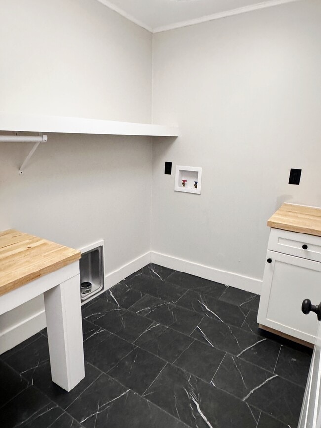 Building Photo - 1880 E Broad St