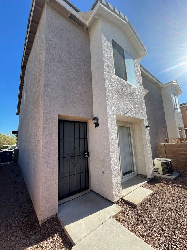 Building Photo - Spacious 2-Story Townhome in Gated Communi...