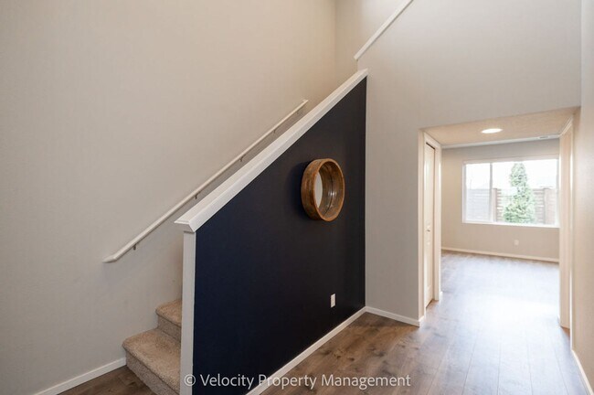 Building Photo - Beautiful 4 Bedroom Home in SE Bend with putting green!