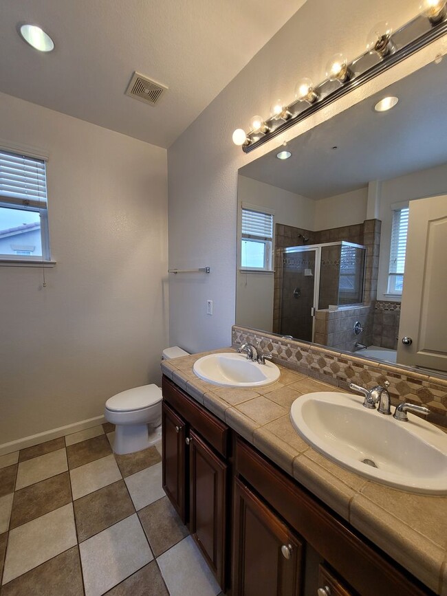 Building Photo - Beautiful 4-Bedroom Brentwood Home on Corn...