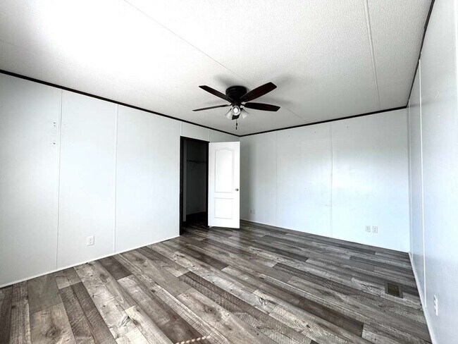 Building Photo - 16206 Wood Dr