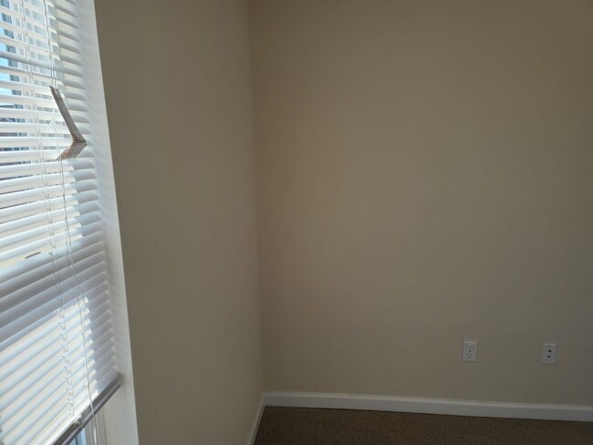 Building Photo - 3 Bedroom 2 1/2 bath ** End Unit** Townhome for Rent in Waynesboro