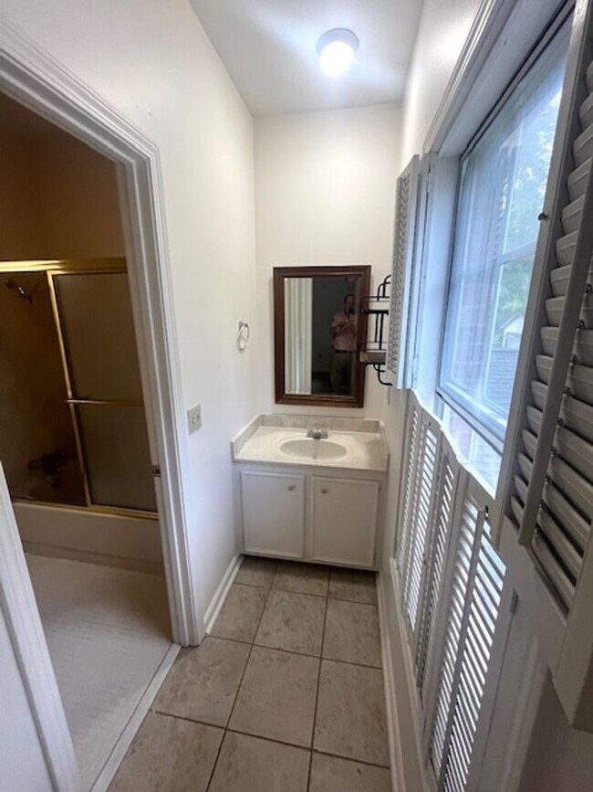 Building Photo - Quinn St - 1210/1212