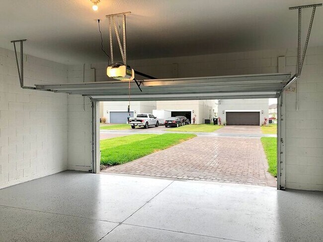 Building Photo - Beautiful 3/2.5 Newly Appointed Home with ...