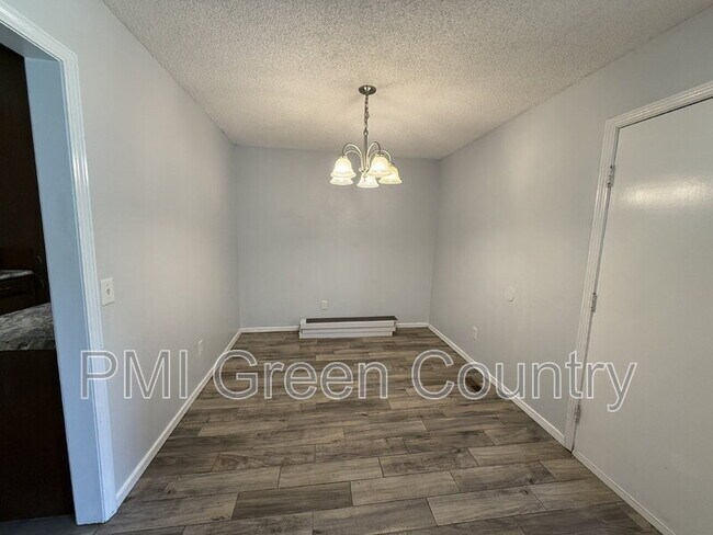 Building Photo - 322 W Quantico St