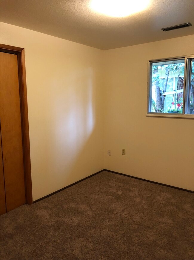 Building Photo - 595 NW Oak Ave