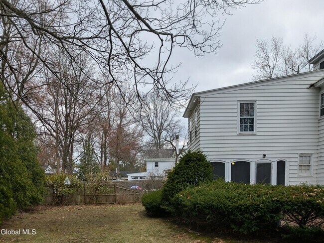 Building Photo - 1556 Dean St