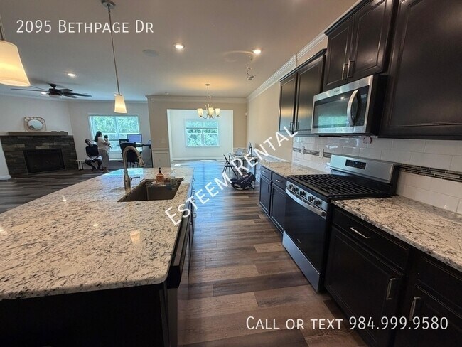 Building Photo - 2095 Bethpage Dr