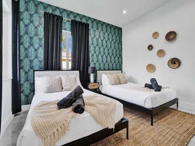 Building Photo - 1220 NE 15th Ave