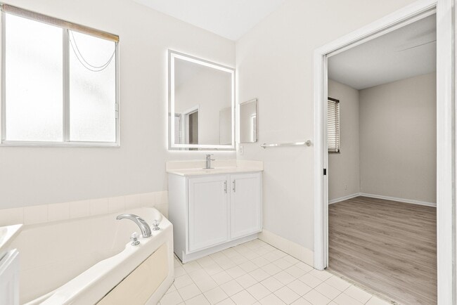 Building Photo - 3187 N Oasis Dr