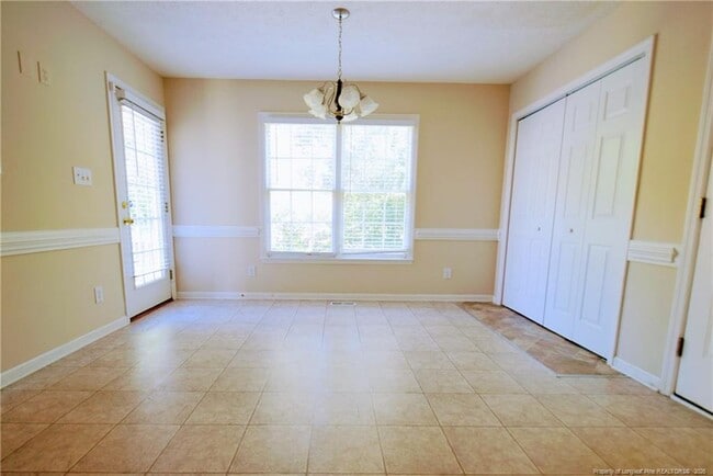 Building Photo - 328 Roundtree Dr