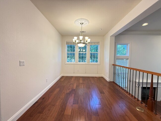 Building Photo - 3687 Whitworth Dr