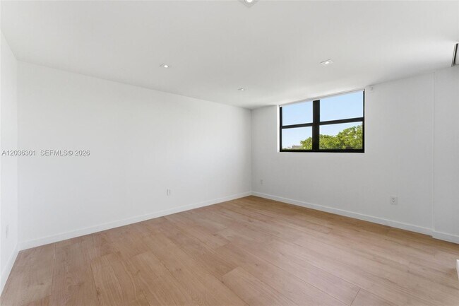 Building Photo - 801 N Venetian Dr
