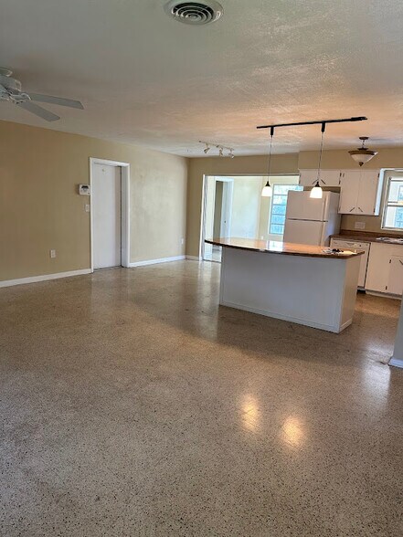 Building Photo - 1560 Elizabeth Ln