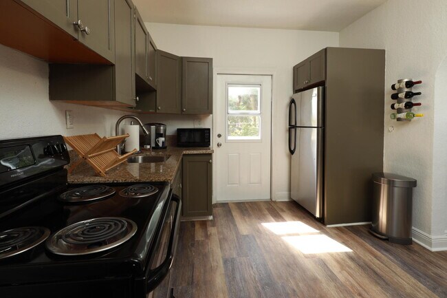 Building Photo - 518 Biscayne Dr