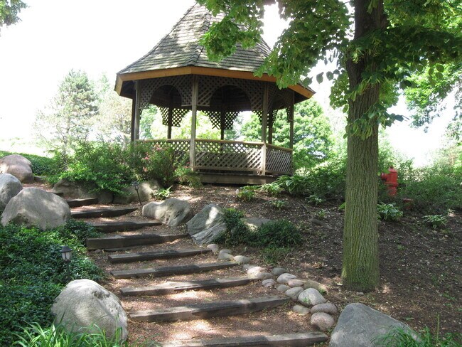 Building Photo - 2020 Chestnut Ave