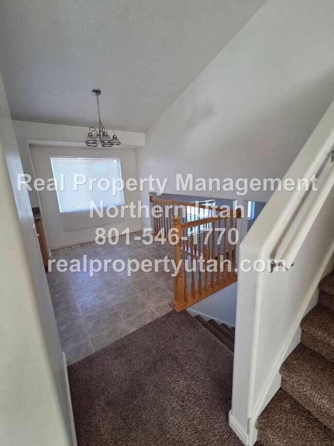 Building Photo - 4 Bed 3 Bath Syracuse Home Available!