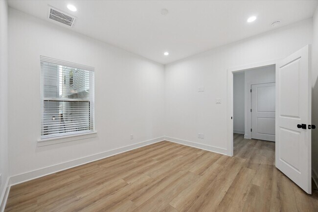 Building Photo - 1631 Beall St