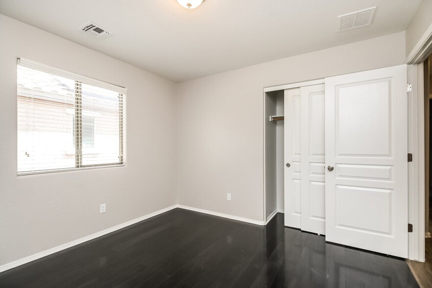 Building Photo - 92 E Catclaw St